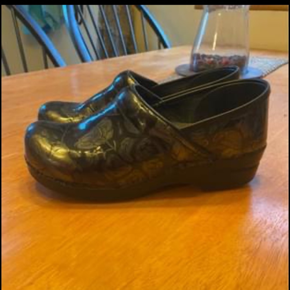 Dansko size 40 (women’s 8.5-9)